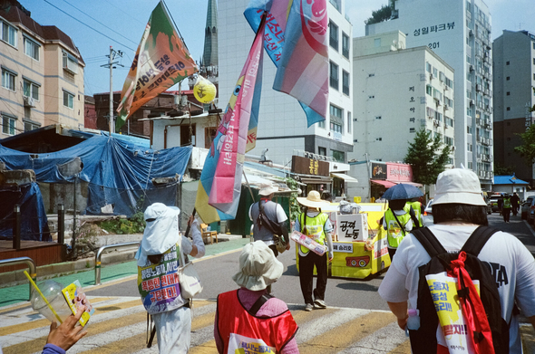 주택가 근처를 행진하고 있는 행진 대오.